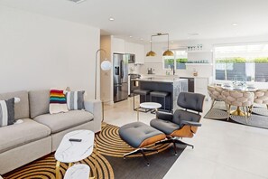Smart TV - Beautiful home with private pool, pool spa & open living space (Palm Springs)