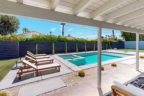 A heated pool - Beautiful home with private pool, pool spa & open living space (Palm Springs)