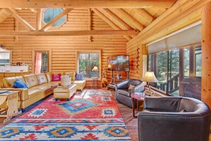 Smart TV, DVD player, books, video library - Dog-friendly cabin in the woods with WiFi, wood stove, and private washer/dryer (Idyllwild)