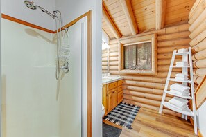 Shower, hair dryer, towels - Dog-friendly cabin in the woods with WiFi, wood stove, and private washer/dryer (Idyllwild)