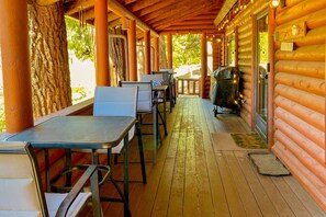 Outdoor dining - Dog-friendly cabin in the woods with WiFi, wood stove, and private washer/dryer (Idyllwild)