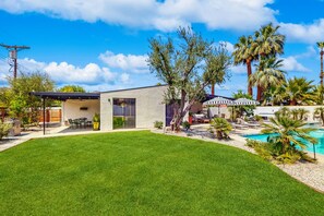 A modern house with a pool, a patio, and a well-maintained lawn. - Jewel on a double lot with a private pool, spa, and resort like yard (La Quinta)