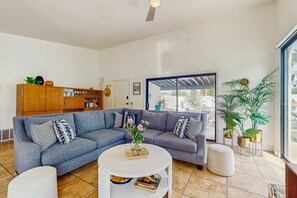Smart TV, books - Jewel on a double lot with a private pool, spa, and resort like yard (La Quinta)