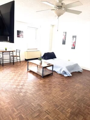 1 bedroom, iron/ironing board, WiFi, bed sheets - COZY 1BR Condo in Downtown Atlanta w/ Parking Included (Atlanta)