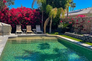 A heated pool - Palm Desert retreat with private pool, fireplace, & W/D & Pet Friendly (Palm Desert)