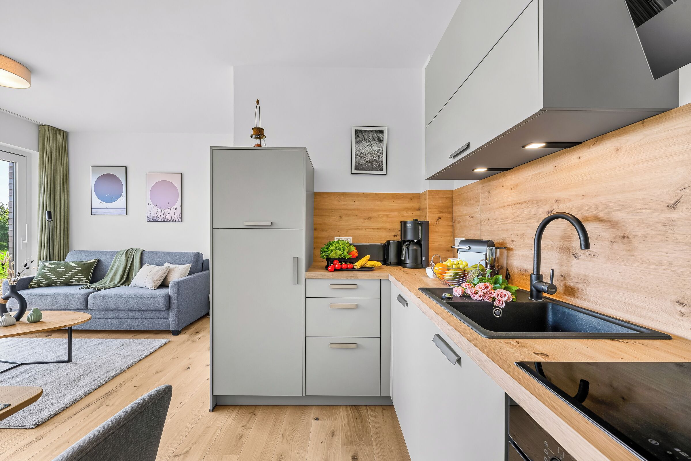 Wasserkocher mit Kaffee-/Teezubehör, Kühlschrank, Ofen, Herdplatte