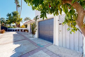 Property grounds - Private Desert Gem W/ Private Pool/Spa, Gourmet Kitchen & More - Dogs OK (Palm Springs)