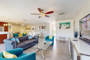 Smart TV, fireplace - Desert Respite with Mountain Views, Pool, & Spa (Palm Springs)