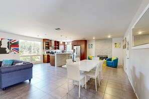 Ein zeitgemäßer Wohnraum mit Küche, Essbereich und Sitzgelegenheiten.