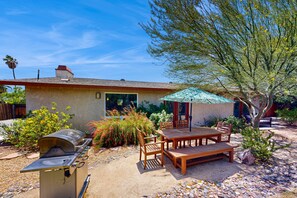 Outdoor dining - Desert Respite with Mountain Views, Pool, & Spa (Palm Springs)