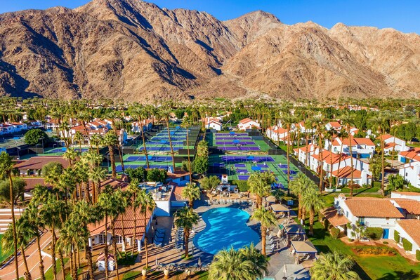 A heated pool - Palm-lined mountain view condo with heated pool, tennis, grill, fireplace, & AC (La Quinta)