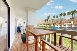 Outdoor dining - Palm-lined mountain view condo with heated pool, tennis, grill, fireplace, & AC (La Quinta)