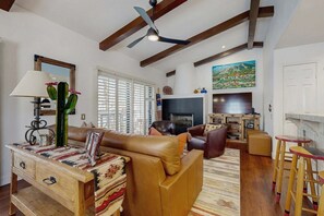 Smart TV, fireplace, books - Palm-lined mountain view condo with heated pool, tennis, grill, fireplace, & AC (La Quinta)