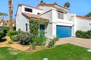 Exterior - Palm-lined mountain view condo with heated pool, tennis, grill, fireplace, & AC (La Quinta)