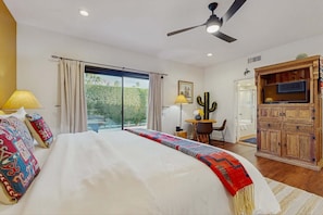 2 bedrooms, desk, iron/ironing board, free WiFi - Palm-lined mountain view condo with heated pool, tennis, grill, fireplace, & AC (La Quinta)