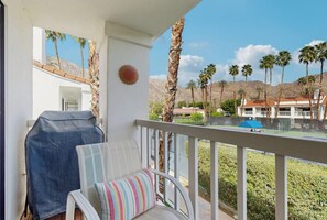 Property grounds - Palm-lined mountain view condo with heated pool, tennis, grill, fireplace, & AC (La Quinta)