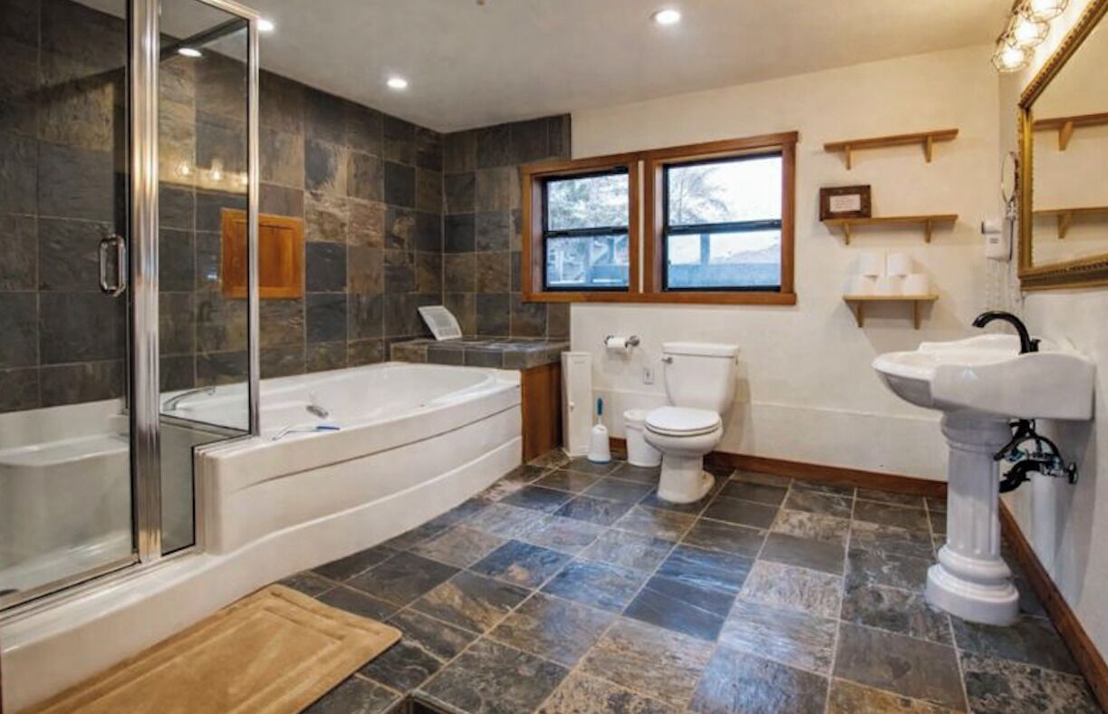 Combined shower/bathtub, hair dryer, towels, soap