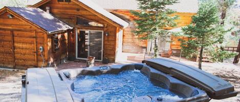 Hytte - udsigt over resort | Udendørs spabad