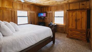 Casa, vista parcial al lago | Cortinas blackout, tabla de planchar con plancha y wifi gratis