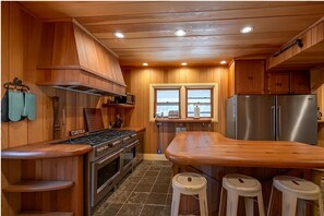 Hus - viss sjöutsikt | Eget kök