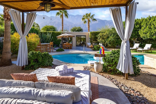 A heated pool - Posh Araby eden with saltwater pool & backyard bar - 4 miles to downtown (Palm Springs)