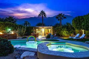 A heated pool - Posh Araby eden with saltwater pool & backyard bar - 4 miles to downtown (Palm Springs)