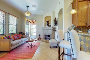 Smart TV, fireplace, DVD player, video library - Comfortable home in Tucson - near town with shared pool, & hot tub (Tucson)