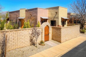 Exterior - Comfortable home in Tucson - near town with shared pool, & hot tub (Tucson)