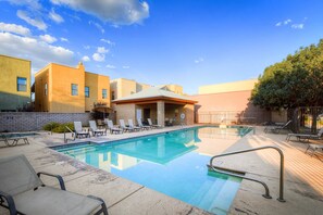 A heated pool - Comfortable home in Tucson - near town with shared pool, & hot tub (Tucson)