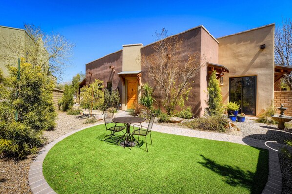 Outdoor dining - Comfortable home in Tucson - near town with shared pool, & hot tub (Tucson)