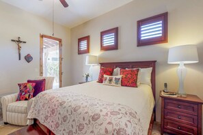 3 bedrooms, iron/ironing board, free WiFi, bed sheets - Comfortable home in Tucson - near town with shared pool, & hot tub (Tucson)