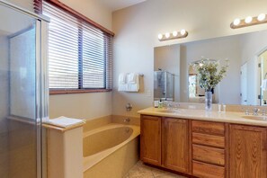 Shower, hair dryer, towels - Comfortable home in Tucson - near town with shared pool, & hot tub (Tucson)