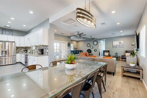 Interior - Painted Hills desert retreat with 5-acre compound with saltwater pool & spa (Desert Hot Springs)