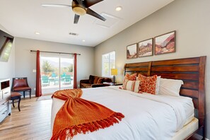 5 bedrooms, iron/ironing board, free WiFi, bed sheets - Painted Hills desert retreat with 5-acre compound with saltwater pool & spa (Desert Hot Springs)