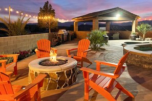 Terrace/patio - Painted Hills desert retreat with 5-acre compound with saltwater pool & spa (Desert Hot Springs)
