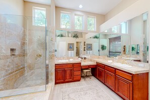 Shower, hair dryer, towels - Golf Haven with Private Pool in Gated Community with 3 Courses 4BR #068013 (La Quinta)