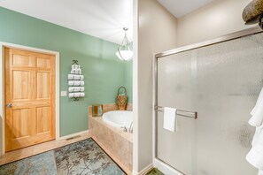 Shower, hair dryer, towels - Hideaway in the pines with pool table, covered deck, fireplace, grill, & W/D (Pinetop)
