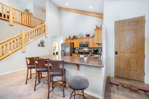 Coffee/tea maker, fridge, microwave, oven - Hideaway in the pines with pool table, covered deck, fireplace, grill, & W/D (Pinetop)