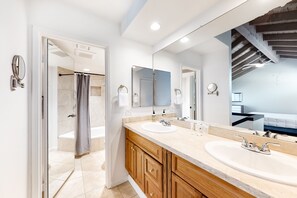 Shower, hair dryer, towels - Beautiful Family Home w/Shared Pool/Spa, Firepit, Central AC, & Mountain Views (Palm Springs)