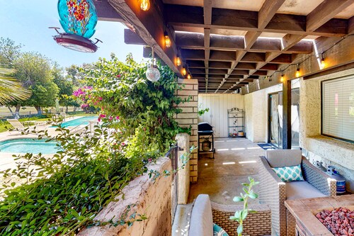 Beautiful Family Home w/Shared Pool/Spa, Firepit, Central AC, & Mountain Views