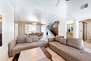 Smart TV, fireplace - Beautiful Family Home w/Shared Pool/Spa, Firepit, Central AC, & Mountain Views (Palm Springs)