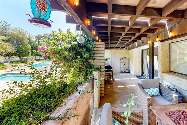 Terrace/patio - Beautiful Family Home w/Shared Pool/Spa, Firepit, Central AC, & Mountain Views (Palm Springs)