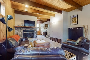 Smart TV, fireplace, DVD player, books - Spacious dog-friendly cabin with creek & mountain views (Idyllwild)