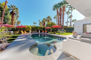 A heated pool - Beautiful home w/ mountain views, private pool & gas fireplace (Palm Springs)