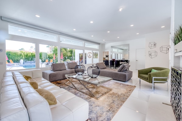 Smart TV, fireplace - Beautiful home w/ mountain views, private pool & gas fireplace (Palm Springs)