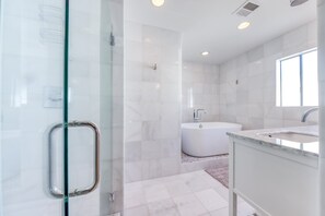 Shower, hair dryer, towels - Beautiful home w/ mountain views, private pool & gas fireplace (Palm Springs)