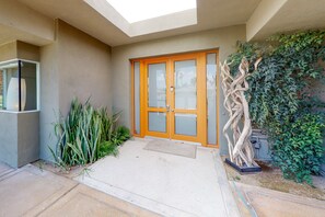 Exterior detail - Upscale Home in Classy Indian Wells (Indian Wells)