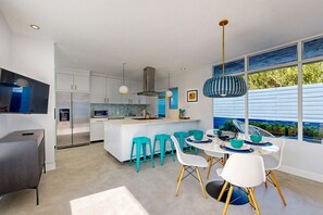 Fridge, microwave, oven, stovetop - Architectural jewel with private outdoor pool & firepit - dog-friendly (Palm Springs)