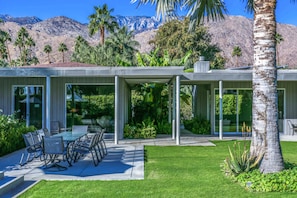 Outdoor dining - Stunning, dog-friendly home with central AC, W/D, and private pool & pool spa (Palm Springs)