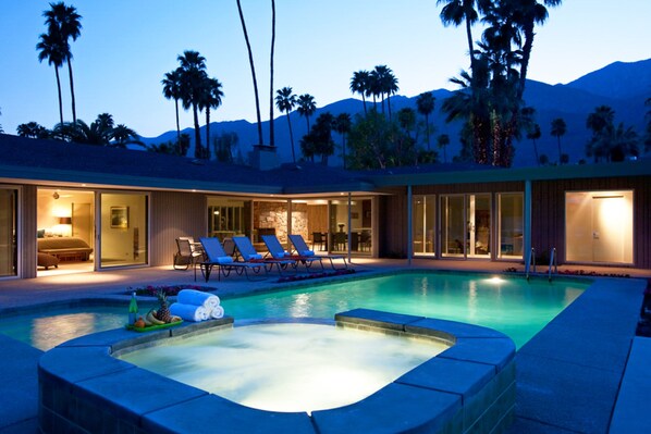A heated pool - Stunning, dog-friendly home with central AC, W/D, and private pool & pool spa (Palm Springs)